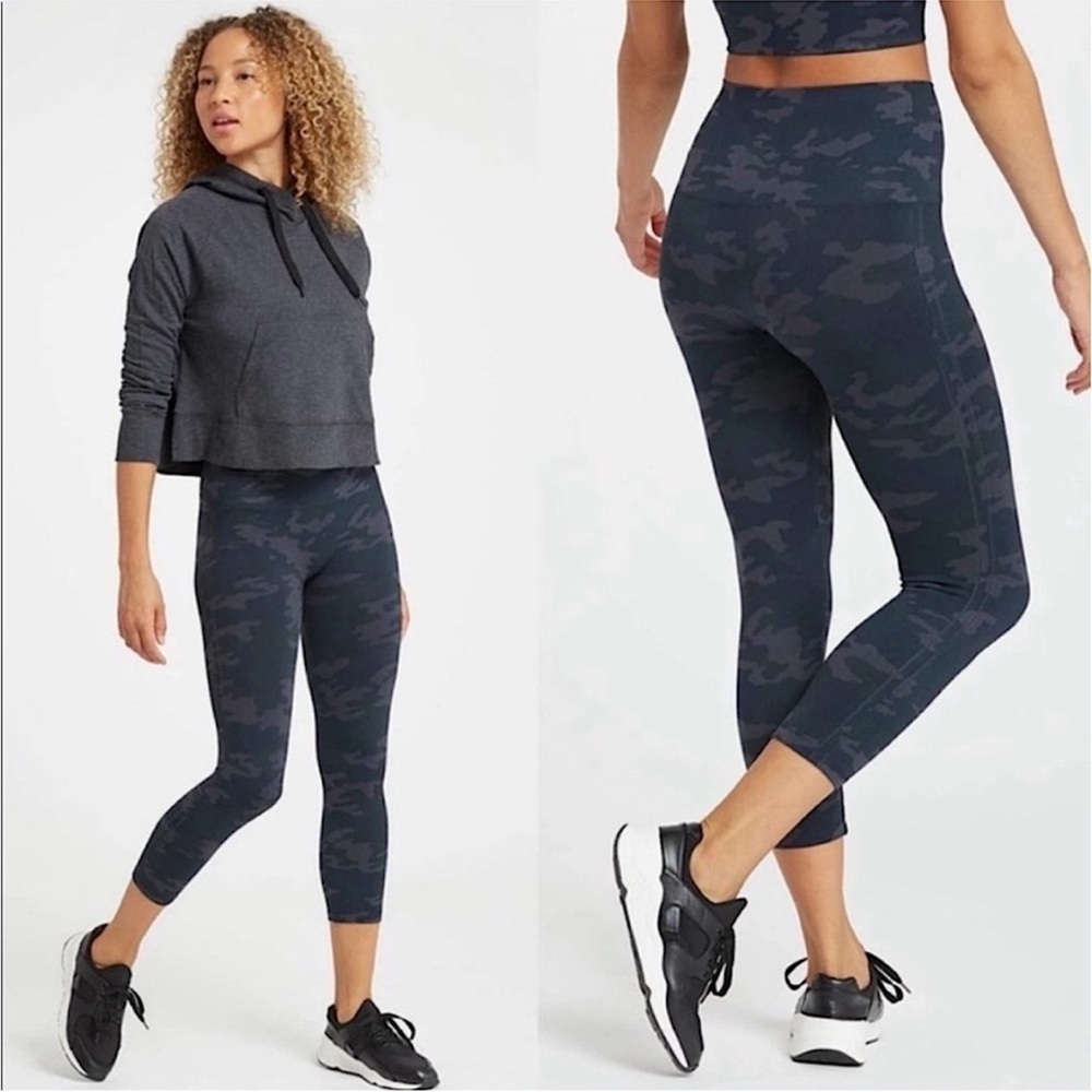 Spanx Cropped Lamn Leggings in Black Camo size S (2-4)